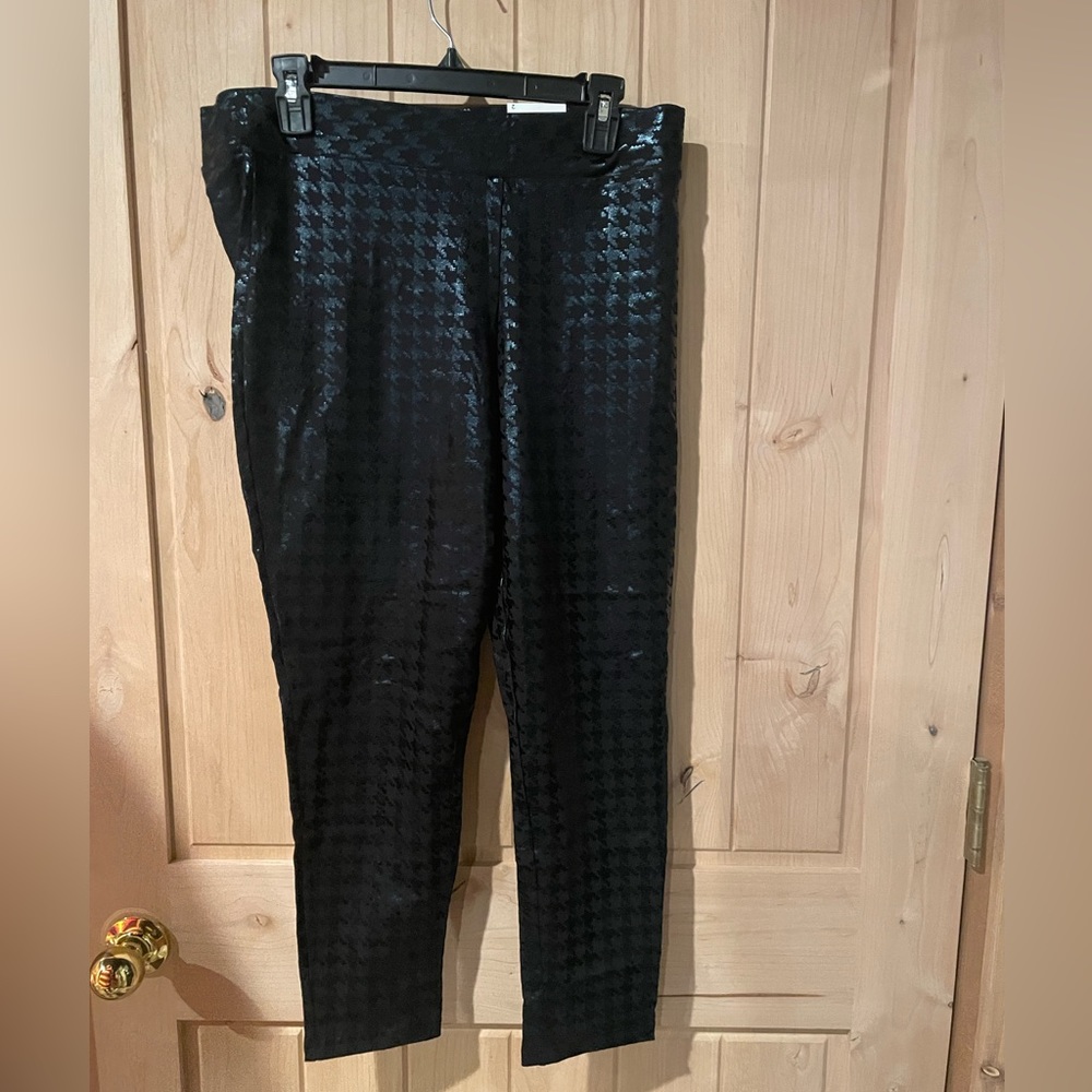 047 NWT Torrid 2X black houndstooth leggings. Super soft and sexy. Shiny detail.